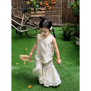 Set đồ bé gái trắng in hoa dập nổi – Quần ống loe