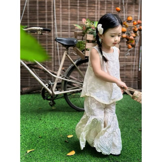 Set đồ bé gái trắng in hoa dập nổi – Quần ống loe