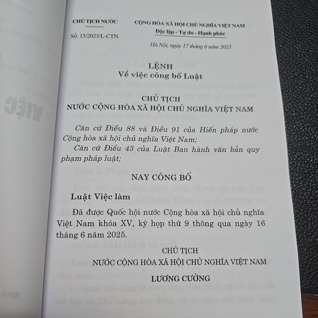 Sách - Luật việc làm năm 2025 (NXB Chính trị quốc gia Sự thật)