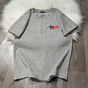 Áo thun babytee Dáng Ngắn Cổ Trụ 5 cúc thêu cờ AA dáng ôm vừa mẫu mới MÙA HÈ 2025