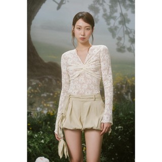 Áo OLV ren cổ V tay dài xoắn ngực dáng ôm quyến rũ Cream Fleur Lace Front Twist Long Sleeves đi tiệc