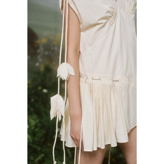 Đầm OLV suông ngắn cổ V chi tiết dây hoa thanh lịch Cream V Neck Tied Sleeves Mini Dress đi tiệc