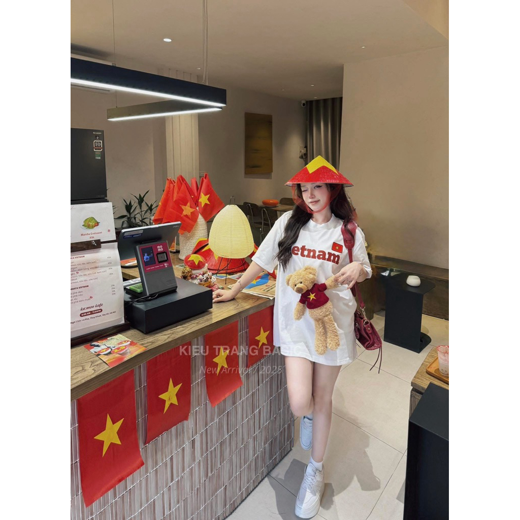 Áo phông Việt Nam đính gấu bông cờ đỏ sao vàng