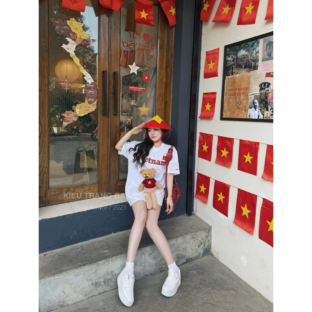 Áo phông Việt Nam đính gấu bông cờ đỏ sao vàng