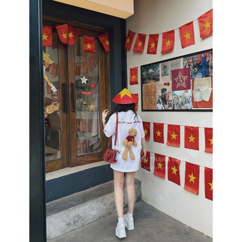 Áo phông Việt Nam đính gấu bông cờ đỏ sao vàng
