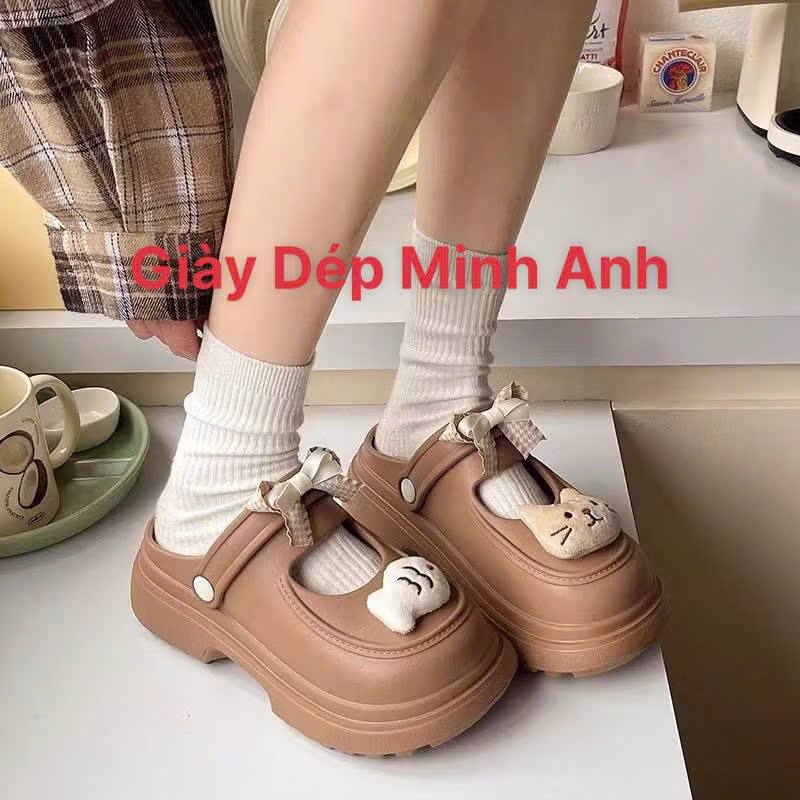 Dép Nữ Sục Cross Đế Cao 5cm Cực Tôn Dáng Chống Trơn Trượt Họa Tiết Sticker Mèo Cá Chất Liệu Mềm 2025