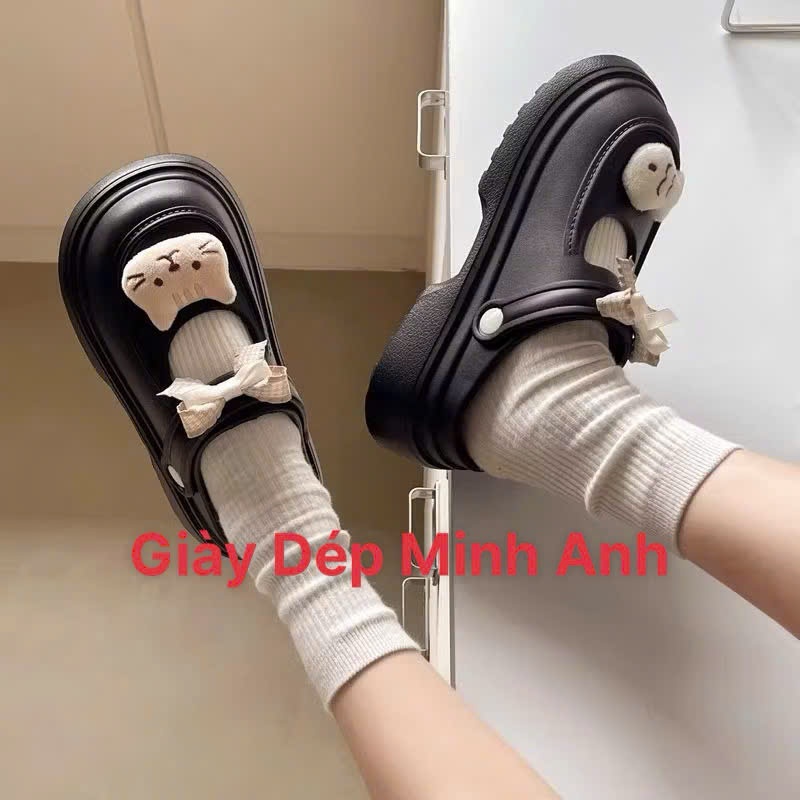 Dép Nữ Sục Cross Đế Cao 5cm Cực Tôn Dáng Chống Trơn Trượt Họa Tiết Sticker Mèo Cá Chất Liệu Mềm 2025