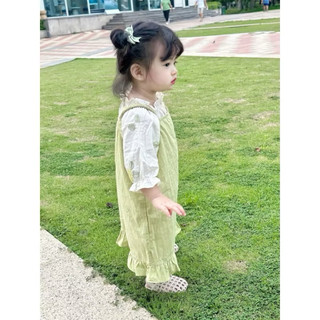 Set yếm quần dài xanh cốm bé gái phối áo trắng tay bồng