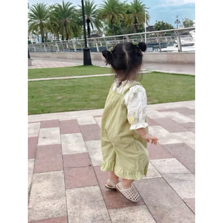 Set yếm quần dài xanh cốm bé gái phối áo trắng tay bồng