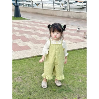 Set yếm quần dài xanh cốm bé gái phối áo trắng tay bồng