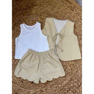 Set áo 3 món bé gái gồm áo ba lỗ trắng, áo gile buộc dây và quần short viền sò