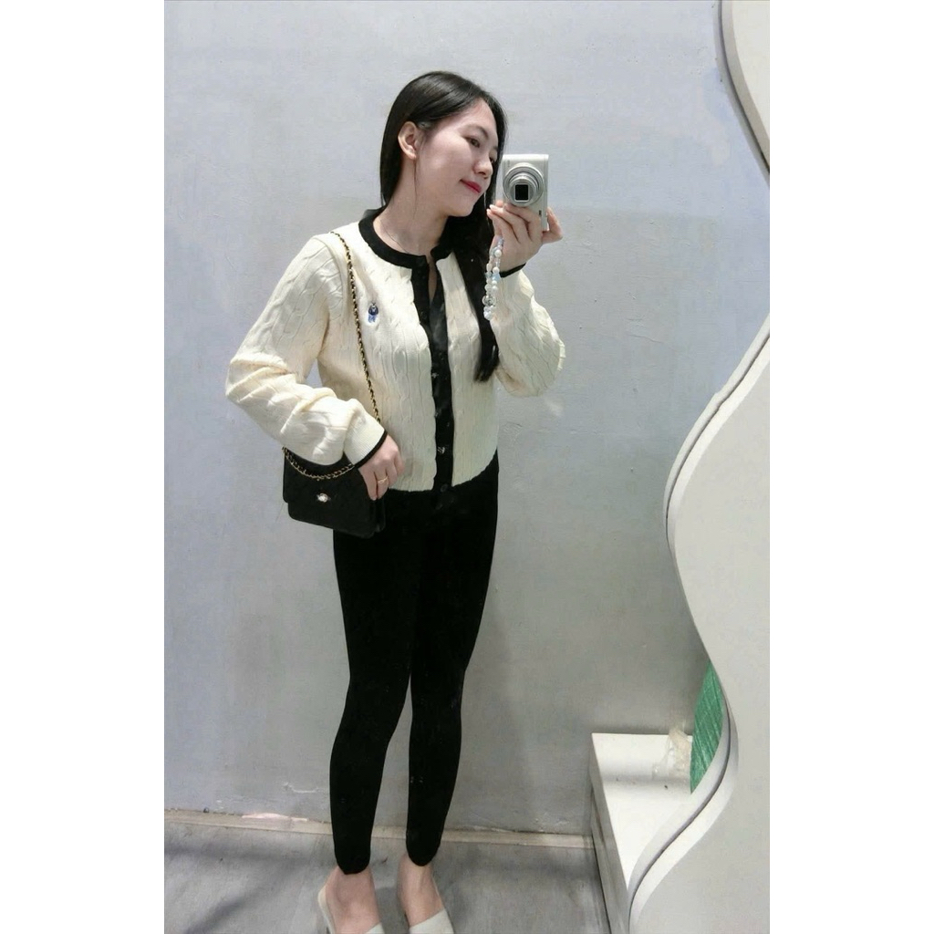 New 2026 Áo Cardigan Màu Be Nữ Len Tăm Dệt Họa Tiết Dây Thừng Phối Nút Cổ Tròn Viền Đen Form Basic Kèm Ảnh Thật