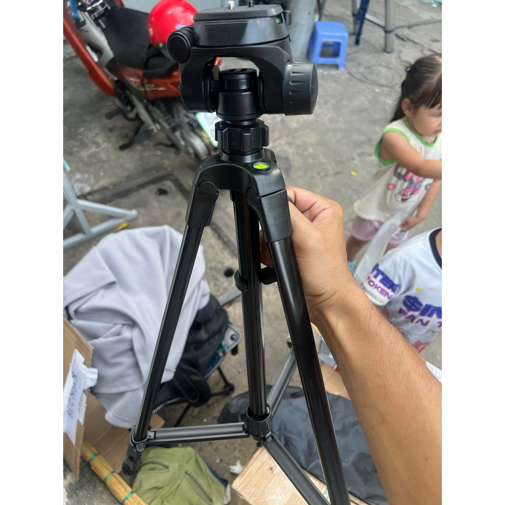 Tripod Weifeng WT-3520 – Chân máy nhôm sơn tĩnh điện, 3 chiều, nhẹ, tải 3 kg, cao 1.4 m