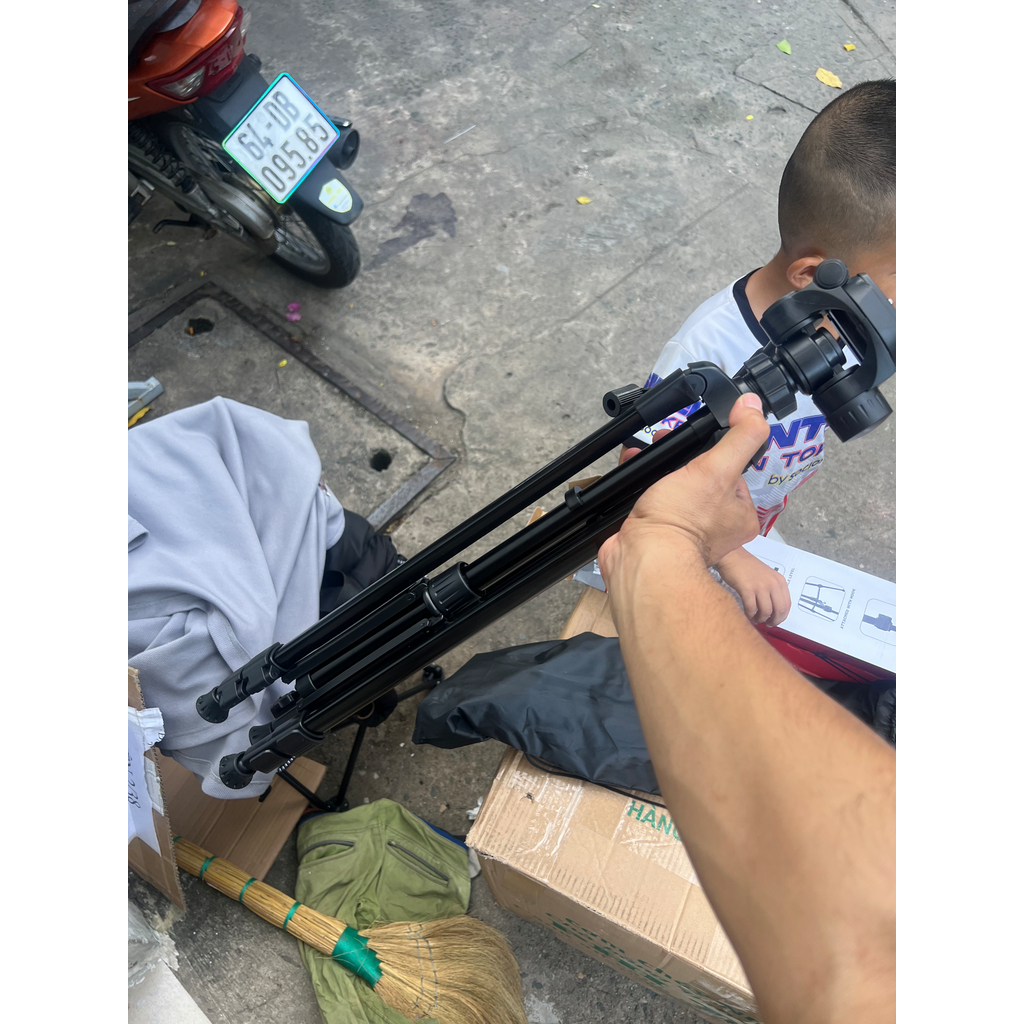 Tripod Weifeng WT-3520 – Chân máy nhôm sơn tĩnh điện, 3 chiều, nhẹ, tải 3 kg, cao 1.4 m