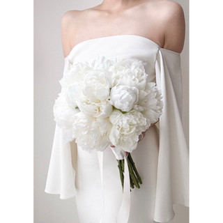 bó hoa cưới cầm tay cô dâu mẫu đơn trắng tinh khôi Camelia
