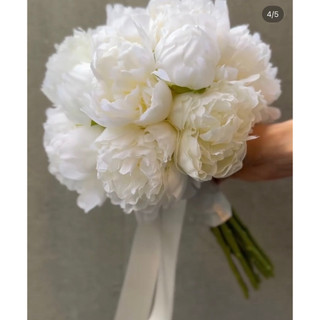 bó hoa cưới cầm tay cô dâu mẫu đơn trắng tinh khôi Camelia