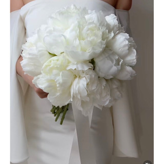 bó hoa cưới cầm tay cô dâu mẫu đơn trắng tinh khôi Camelia