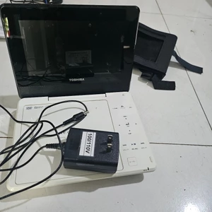 Đầu máy TOSHIBA REGZA SD-P77SW đa năng phát được đĩa nhạc CD và đĩa hình DVD màn hình 7 inch nhỏ gọn kèm nguồn 100V-120V