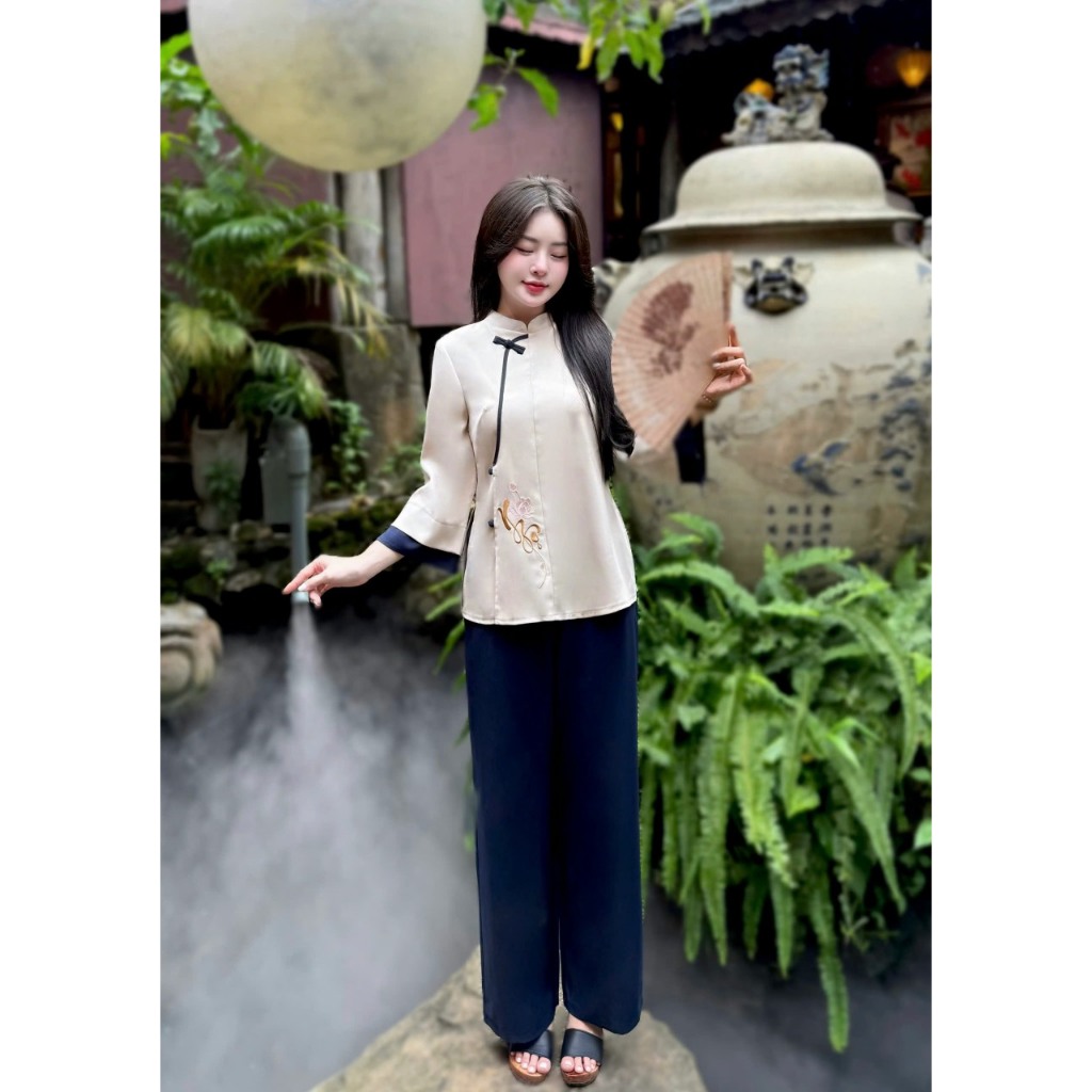 Pháp phục đi chùa cổ tàu khuy chéo thêu sen chữ Ngộ vải đũi thái Đồ lam đi lễ tay phối viền đũi mềm Thanh lịch