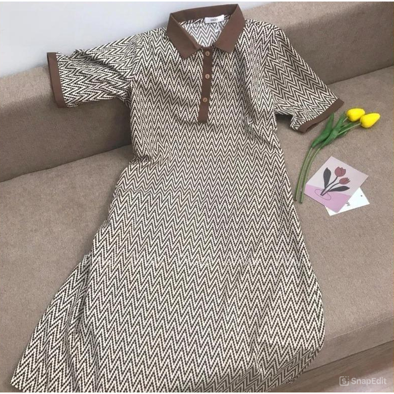 Đầm nữ cổ bẻ bigsize bầu mặc được basic Váy polo cộc tay dáng dài suông form rộng phối viền nâu họa tiết ziczac T1261G