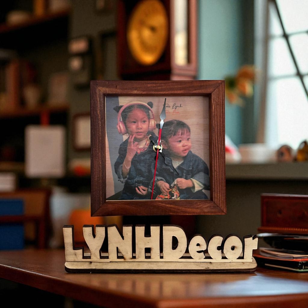 ĐỒNG HỒ GỖ ĐỂ BÀN HÌNH VUÔNG IN UV ẢNH THEO YÊU CẦU | LYNHDECOR Miễn Phí Thiết Kế