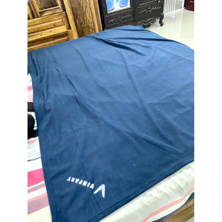 Chăn nỉ văn phòng thêu logo Vinfast màu xanh navy, rộng 1,5 x 1,8 mét