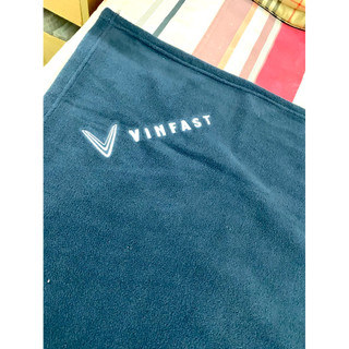 Chăn nỉ văn phòng thêu logo Vinfast màu xanh navy, rộng 1,5 x 1,8 mét