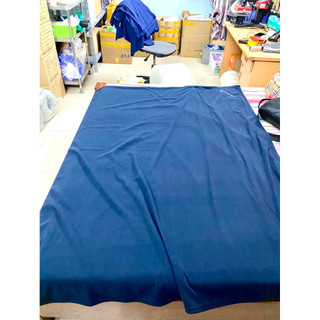 Chăn nỉ văn phòng thêu logo Vinfast màu xanh navy, rộng 1,5 x 1,8 mét