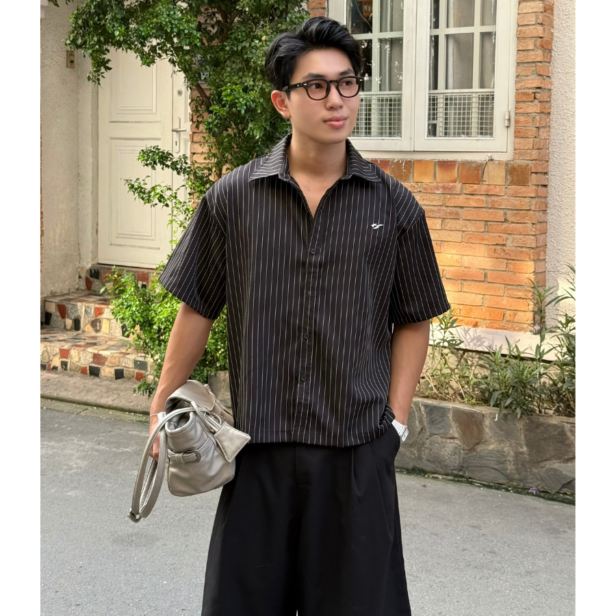 Karants Áo Sơ Mi Boxy Vải Satin Gắn Thanh Kim Loại Trơn Nam Nữ Unisex - KR262