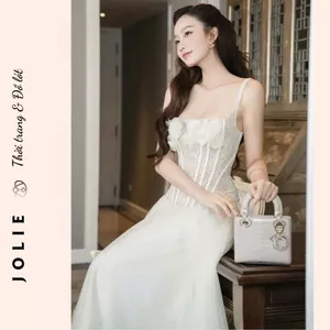 Đầm váy hai dây dáng dài, thiết kế phối ren corset và chân váy voan