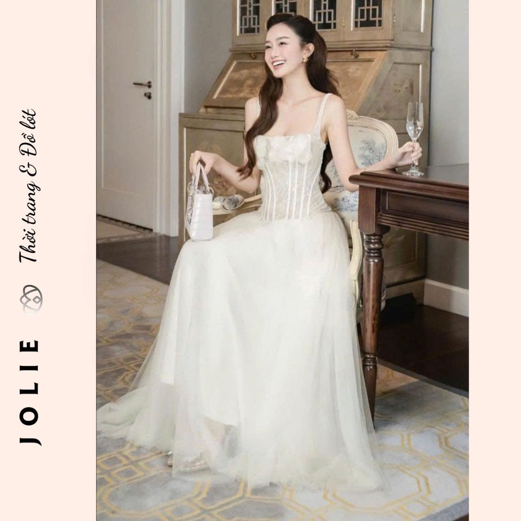 Đầm váy hai dây dáng dài, thiết kế phối ren corset và chân váy voan