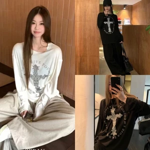 Áo dài tay mỏng màu đen trắng hoạ tiết chữ thập cá tính chất thun giấy ATDT041 - Tiktik