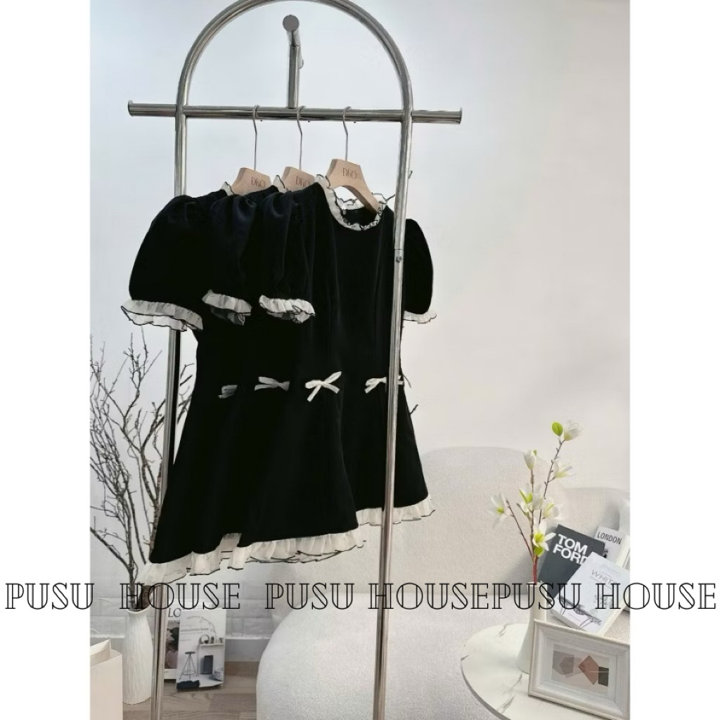 Đầm váy đen tay bồng phối viền bèo xinh, hoạ tiết nơ dáng ngắn - Pusu house