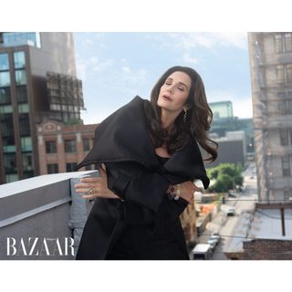 Tạp chí Harper's Bazaar tháng 12/2024 - Lynda Carter - Nhà sách An Thư