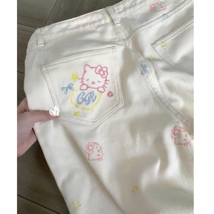 Quần jean trắng thêu hello kitty xinh xỏe cạp cao tôn dáng, Quần bò trắng thêu mèo dáng xuông đi học, đi làm (HC85)