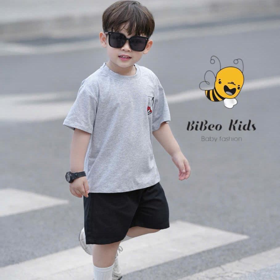 [BiBeo Kids] Set Bé Trai Siêu Nhân Điện Quang – Áo Cotton Xám, Quần Kaki Đen Cá Tính, Năng Động