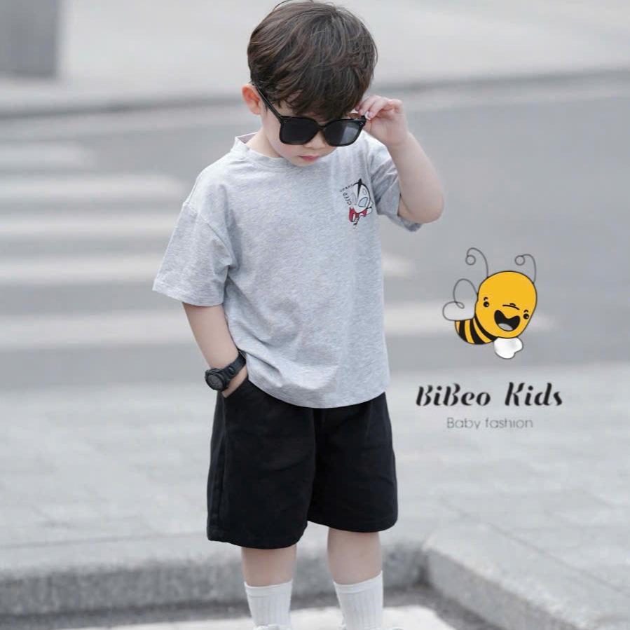 [BiBeo Kids] Set Bé Trai Siêu Nhân Điện Quang – Áo Cotton Xám, Quần Kaki Đen Cá Tính, Năng Động