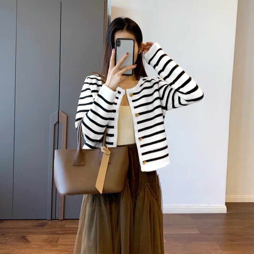 Áo Khoác Cardigan Sọc Trắng Local Brand Chất Len Mongtoghi Mềm Mịn.