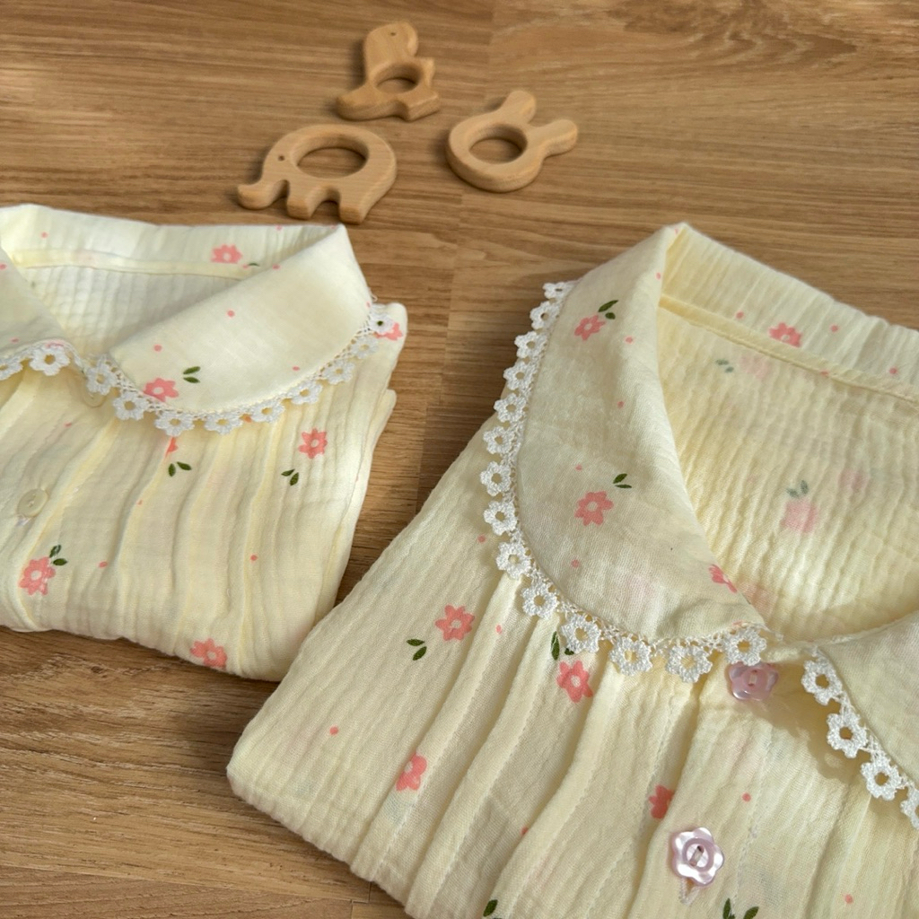[Mẹ và bé] Set cổ sen, phối ren hoa chất xô muslin mềm mại, họa tiết hoa nhí dễ thương - Chu Chu Babi