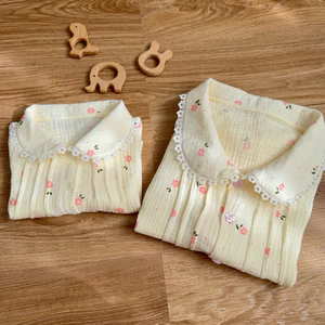 Set cổ sen, phối ren hoa chất xô muslin mềm mại, họa tiết hoa nhí dễ thương - Chu Chu Babi