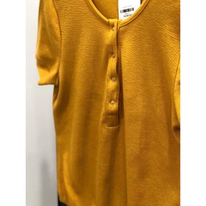 Body suit có nút cài trước ngực.