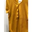 Body suit có nút cài trước ngực.
