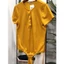 Body suit có nút cài trước ngực.