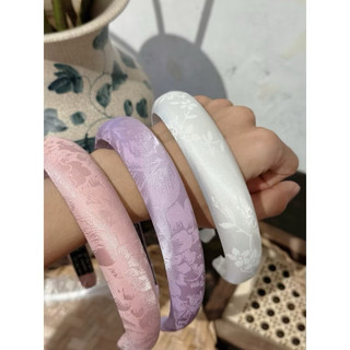 Cài cho bé gái chụp hình áo dài Tết Little Bee