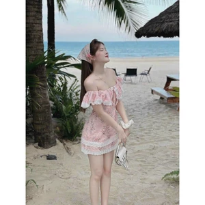 ｡𖦹°‧ Đầm hoa thêu xô bẹt vai viền ren + turban - Hồng - SP022572🔥𝐇𝐨𝐚̉ 𝐓𝐨̂́𝐜🔥 𝐌𝐄𝐎𝐈𝐍𝐃𝐀𝐇𝐎𝐔𝐒𝐄