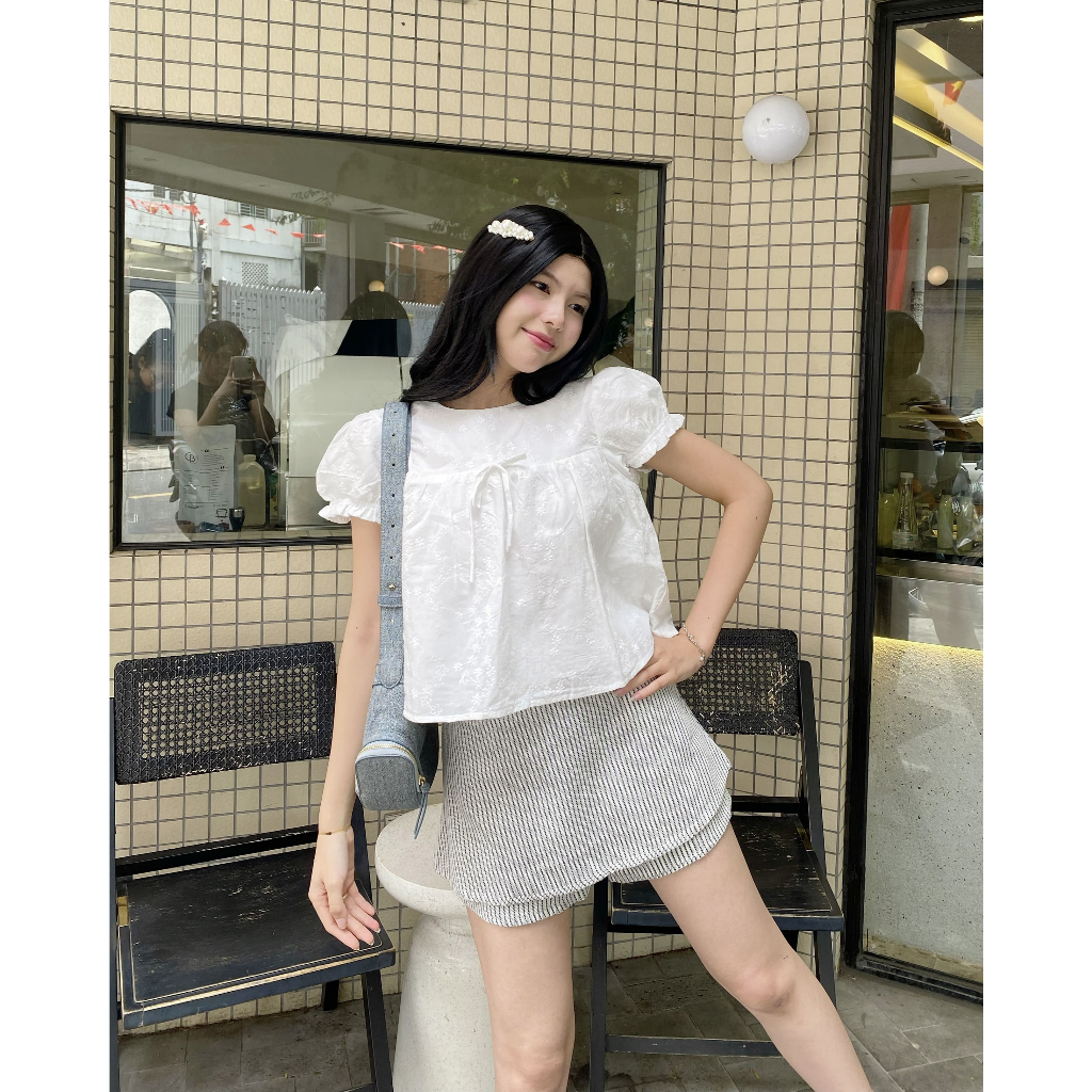 Áo babydoll chất thô ren thêu hoa dáng ngắn viền cổ thắt nơ Mochi | SHRIMP TOP | SECODEE