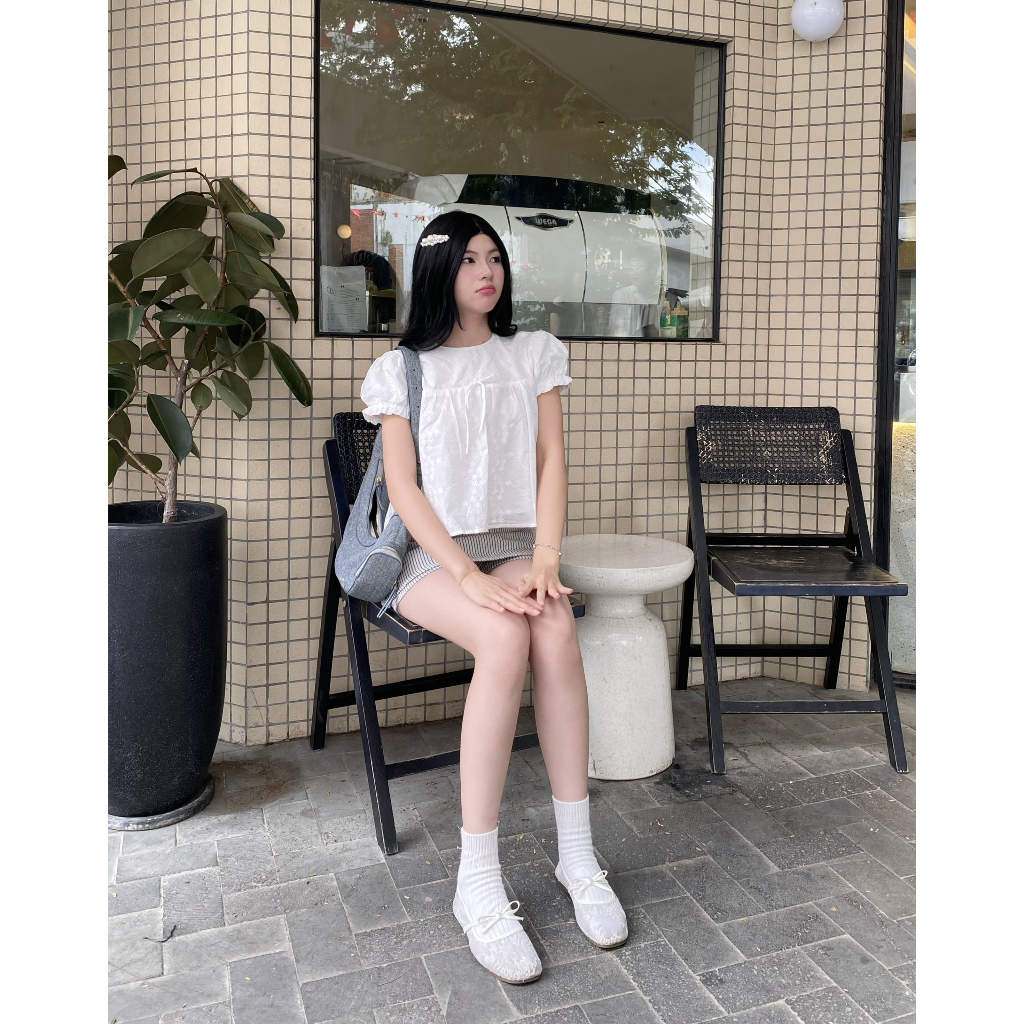 Áo babydoll chất thô ren thêu hoa dáng ngắn viền cổ thắt nơ Mochi | SHRIMP TOP | SECODEE