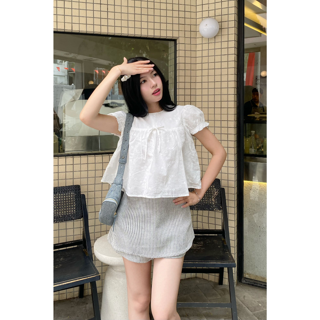 Áo babydoll chất thô ren thêu hoa dáng ngắn viền cổ thắt nơ Mochi | SHRIMP TOP | SECODEE