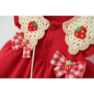 Váy thun cotton màu đỏ cổ len móc quả dâu cho bé gái tặng kèm túi cói D1169 Bí Ngô Nhỏ