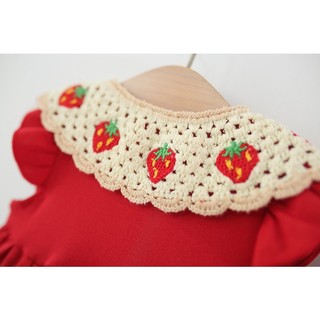 Váy thun cotton màu đỏ cổ len móc quả dâu cho bé gái tặng kèm túi cói D1169 Bí Ngô Nhỏ